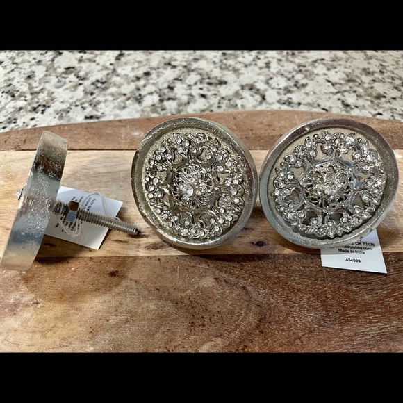 Stunning Round Drawer Pulls Silver w/gems 3 in set - Picture 4 of 4